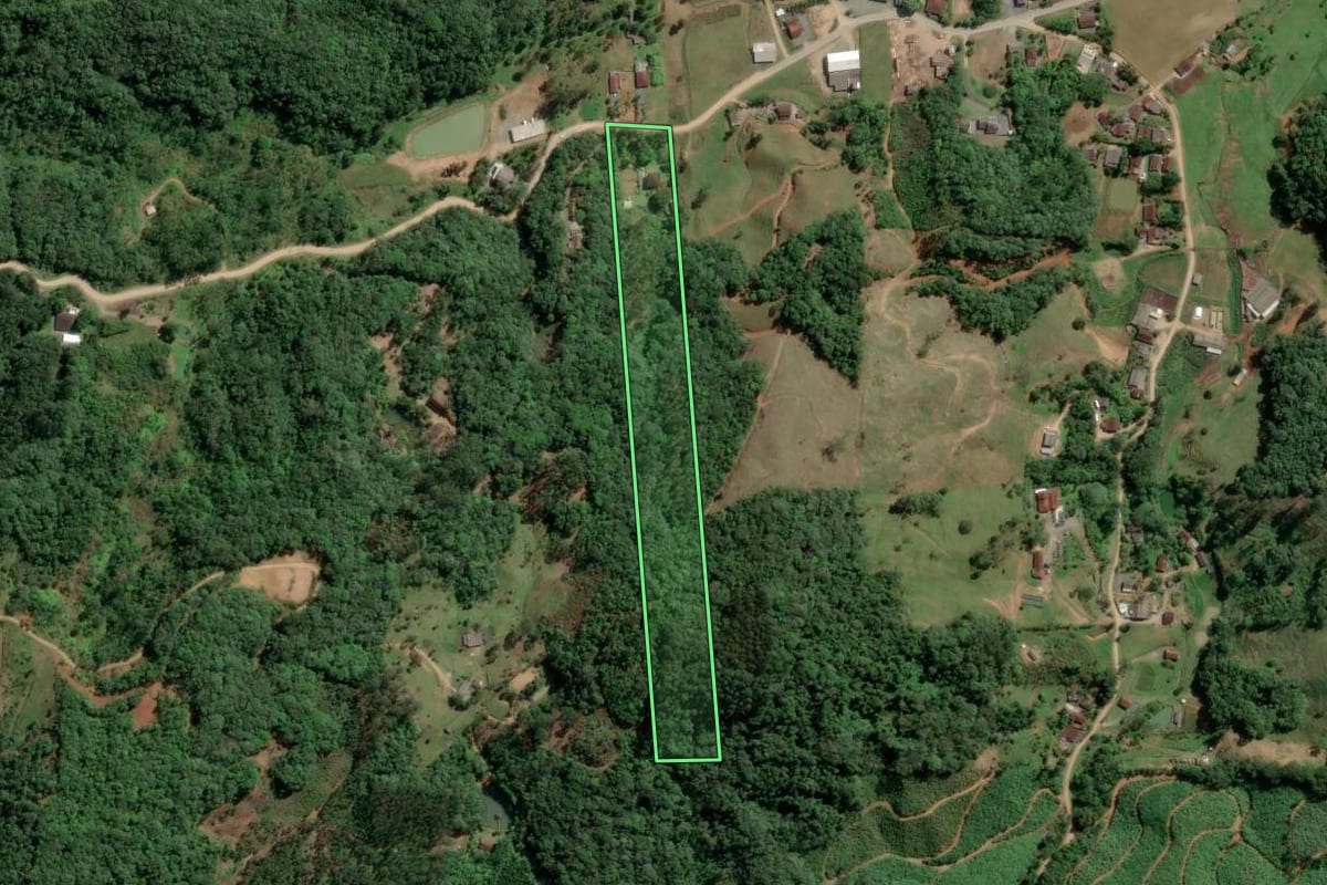 Imagem de satélite do imóvel rural em Ilhota (SC), com o contorno declarado no CAR desenhado por cima.