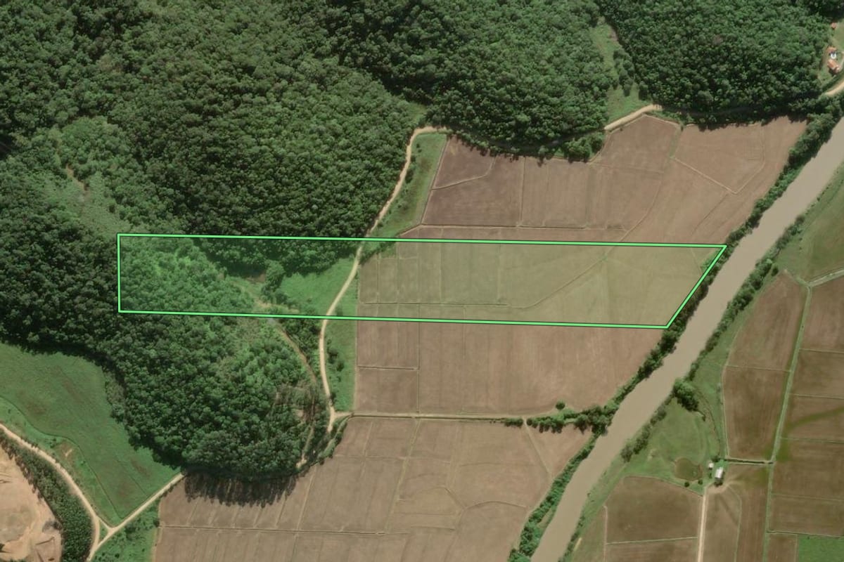 Imagem de satélite do imóvel rural em Ilhota (SC), com o contorno declarado no CAR desenhado por cima.