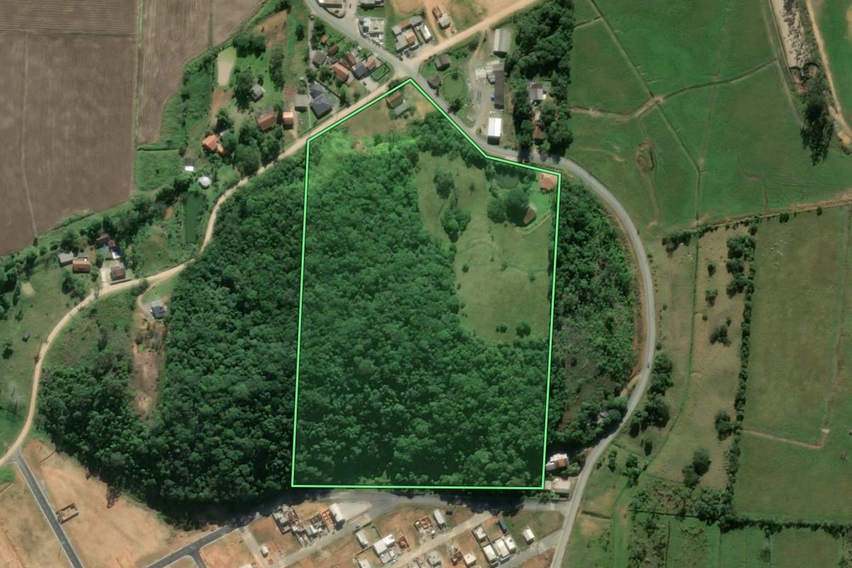 Imagem de satélite do imóvel rural em Ilhota (SC), com o contorno declarado no CAR desenhado por cima.