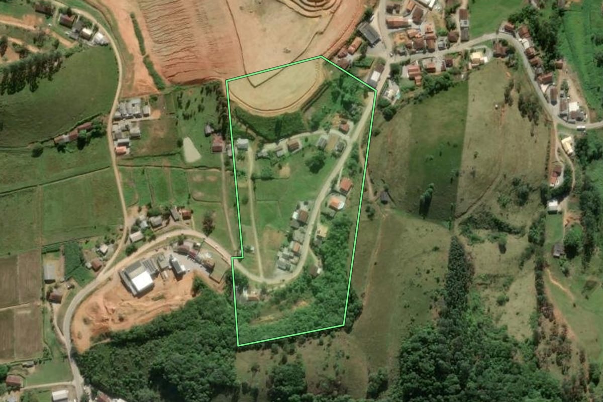 Imagem de satélite do imóvel rural em Ilhota (SC), com o contorno declarado no CAR desenhado por cima.