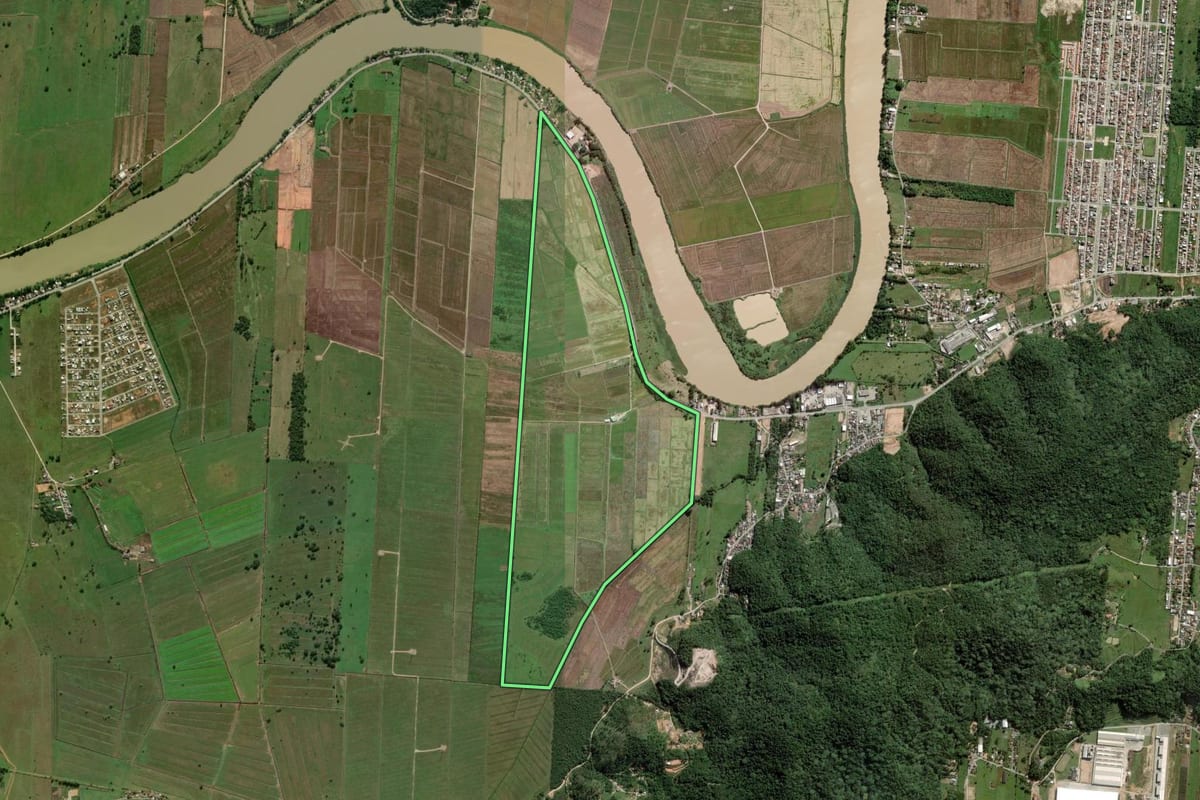 Imagem de satélite do imóvel rural em Ilhota (SC), com o contorno declarado no CAR desenhado por cima.