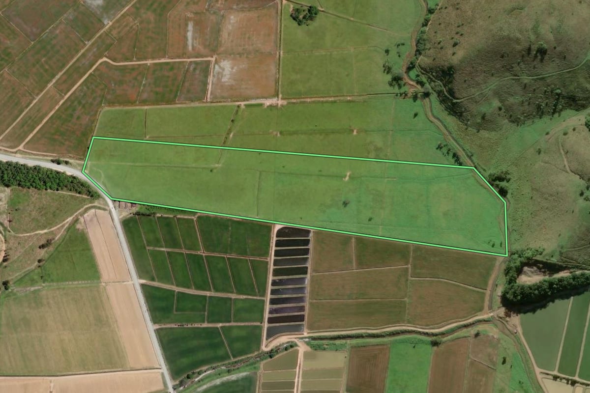 Imagem de satélite do imóvel rural em Ilhota (SC), com o contorno declarado no CAR desenhado por cima.