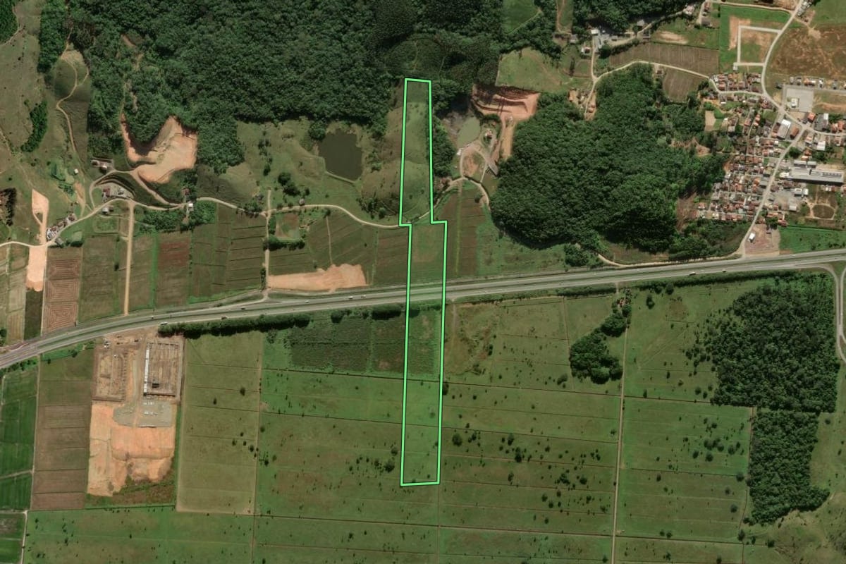 Imagem de satélite do imóvel rural em Ilhota (SC), com o contorno declarado no CAR desenhado por cima.