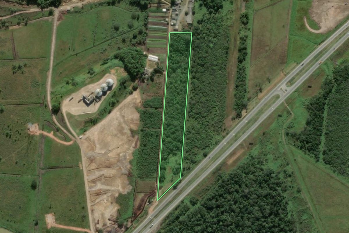 Imagem de satélite do imóvel rural em Ilhota (SC), com o contorno declarado no CAR desenhado por cima.