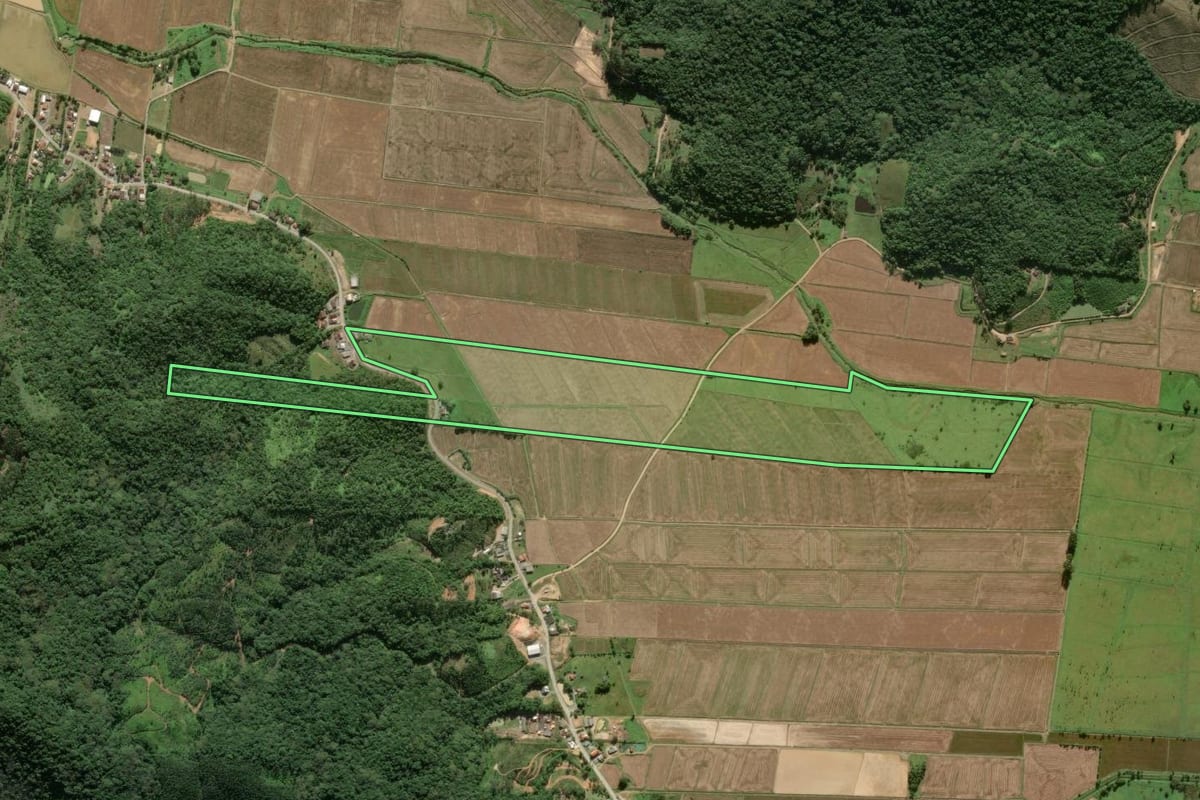 Imagem de satélite do imóvel rural em Ilhota (SC), com o contorno declarado no CAR desenhado por cima.