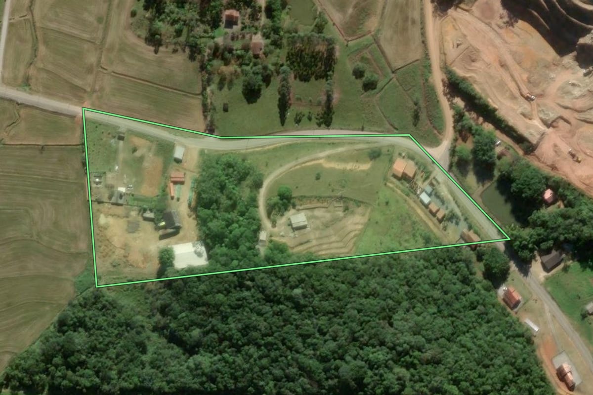 Imagem de satélite do imóvel rural em Ilhota (SC), com o contorno declarado no CAR desenhado por cima.