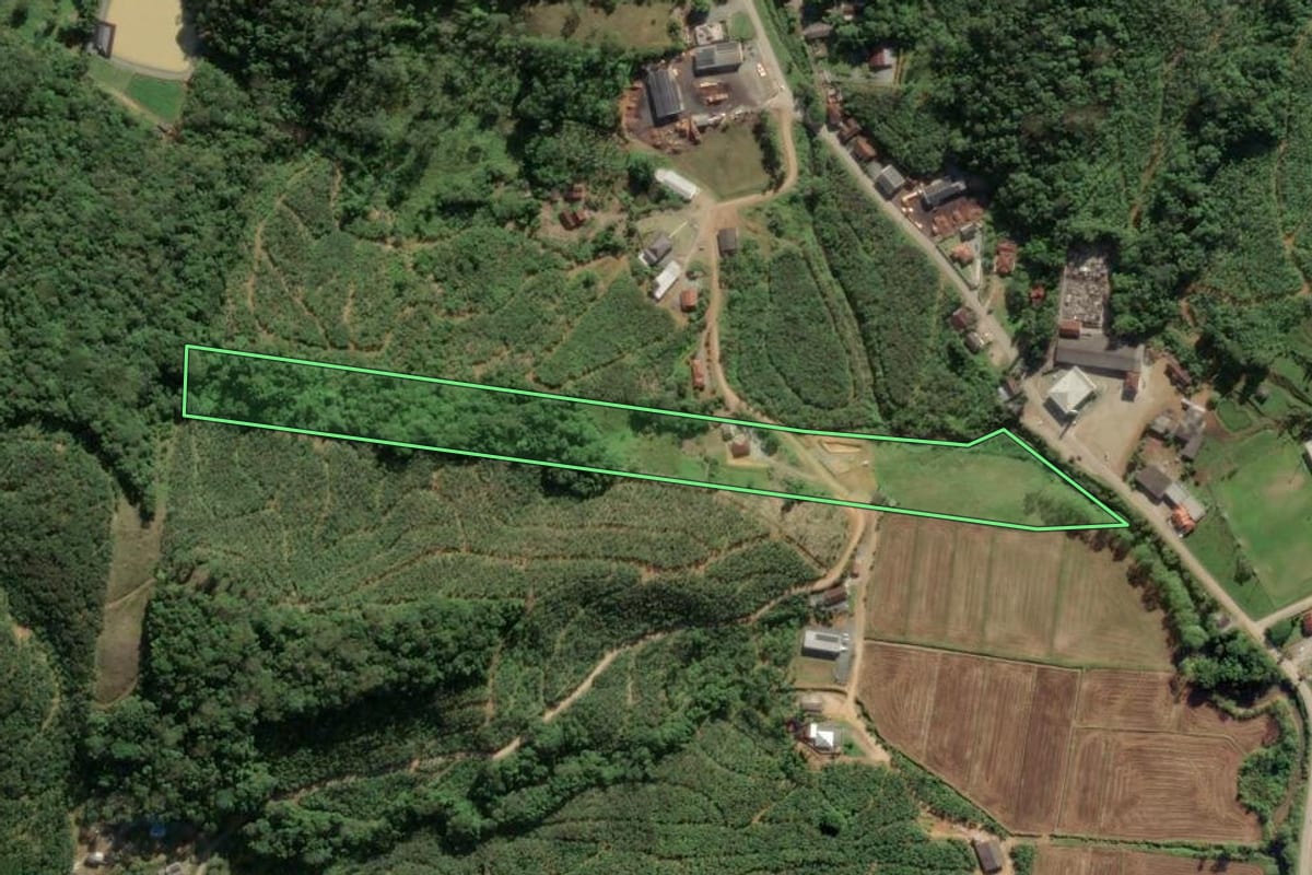 Imagem de satélite do imóvel rural em Ilhota (SC), com o contorno declarado no CAR desenhado por cima.