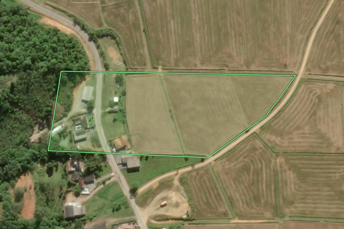 Imagem de satélite do imóvel rural em Ilhota (SC), com o contorno declarado no CAR desenhado por cima.