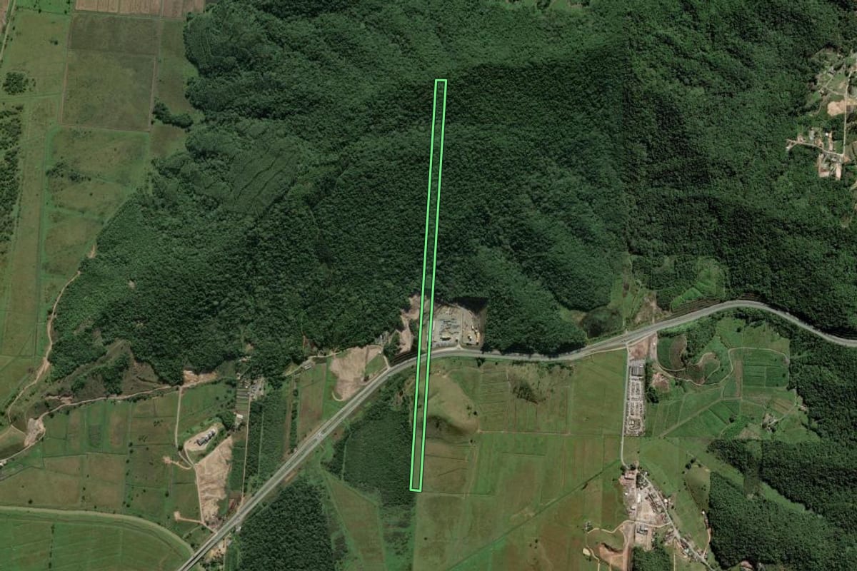 Imagem de satélite do imóvel rural em Ilhota (SC), com o contorno declarado no CAR desenhado por cima.