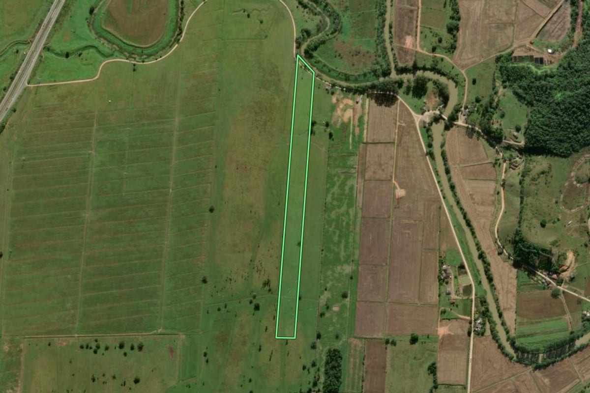 Imagem de satélite do imóvel rural em Ilhota (SC), com o contorno declarado no CAR desenhado por cima.