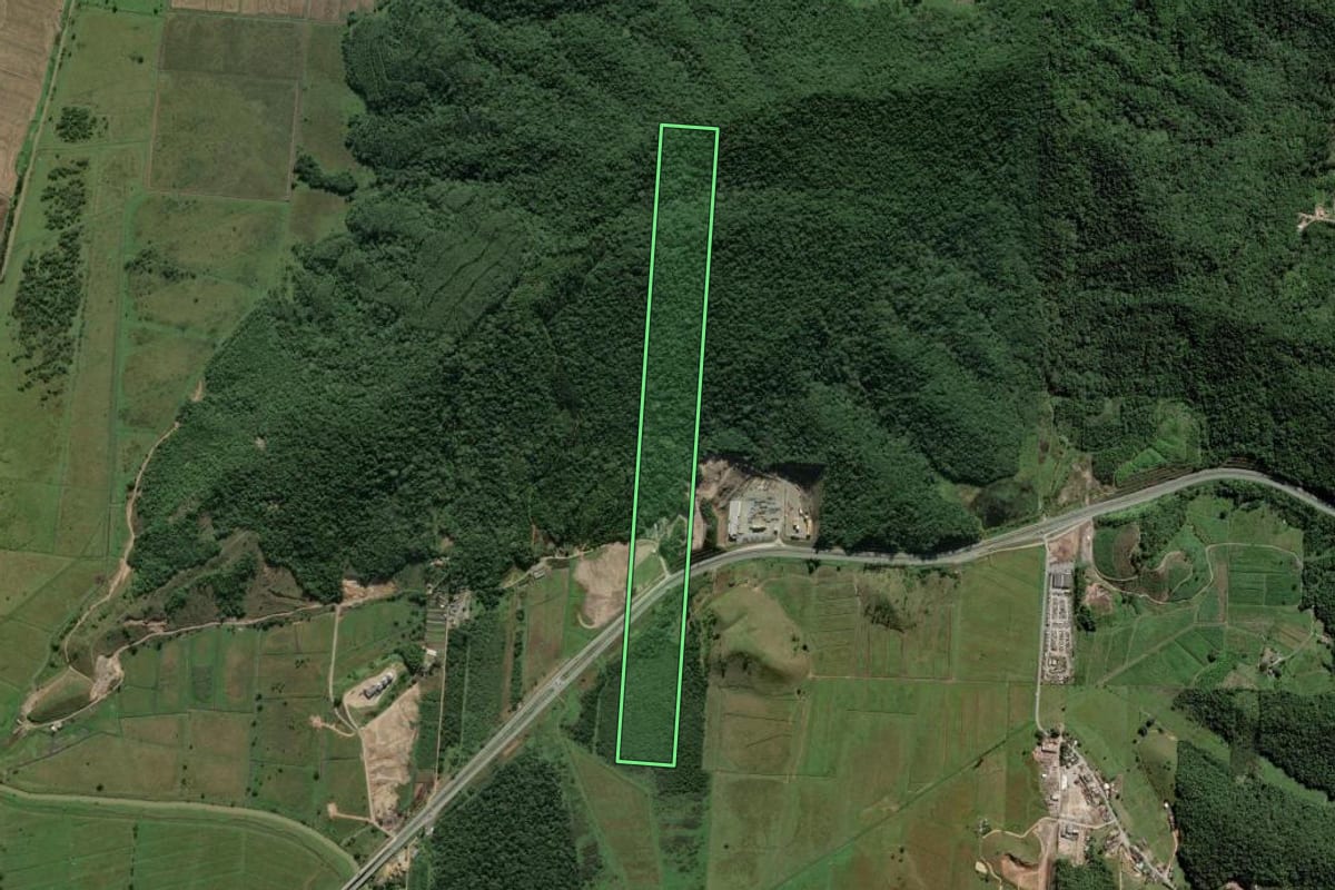 Imagem de satélite do imóvel rural em Ilhota (SC), com o contorno declarado no CAR desenhado por cima.