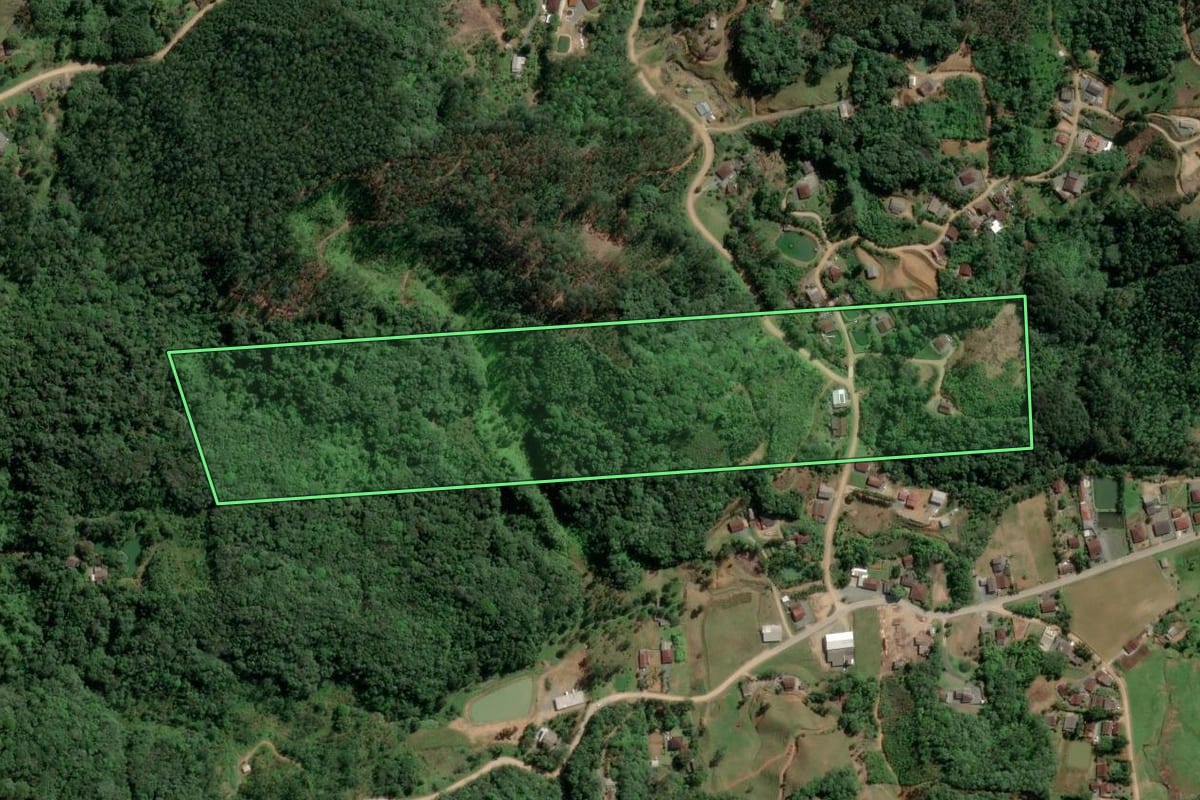 Imagem de satélite do imóvel rural em Ilhota (SC), com o contorno declarado no CAR desenhado por cima.