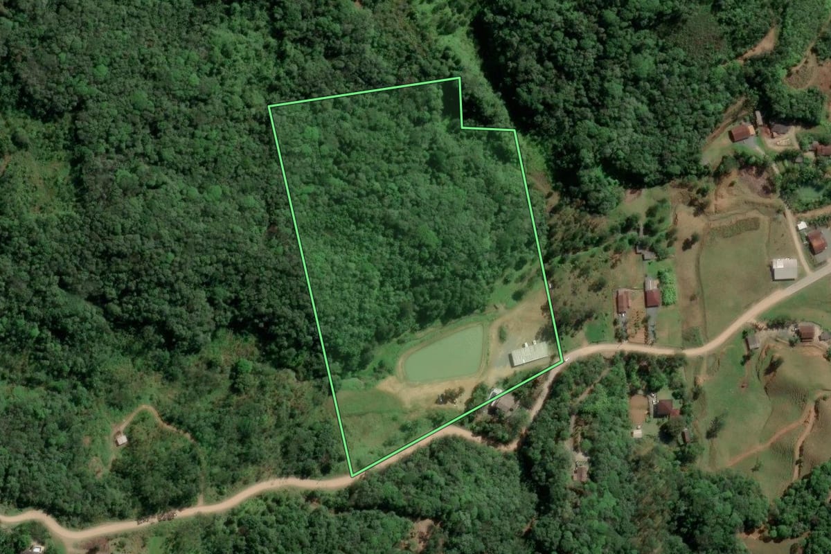 Imagem de satélite do imóvel rural em Ilhota (SC), com o contorno declarado no CAR desenhado por cima.