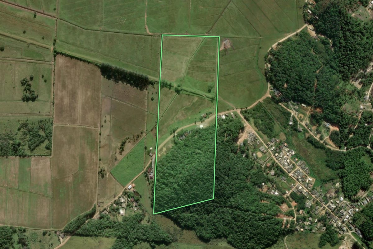 Imagem de satélite do imóvel rural em Ilhota (SC), com o contorno declarado no CAR desenhado por cima.