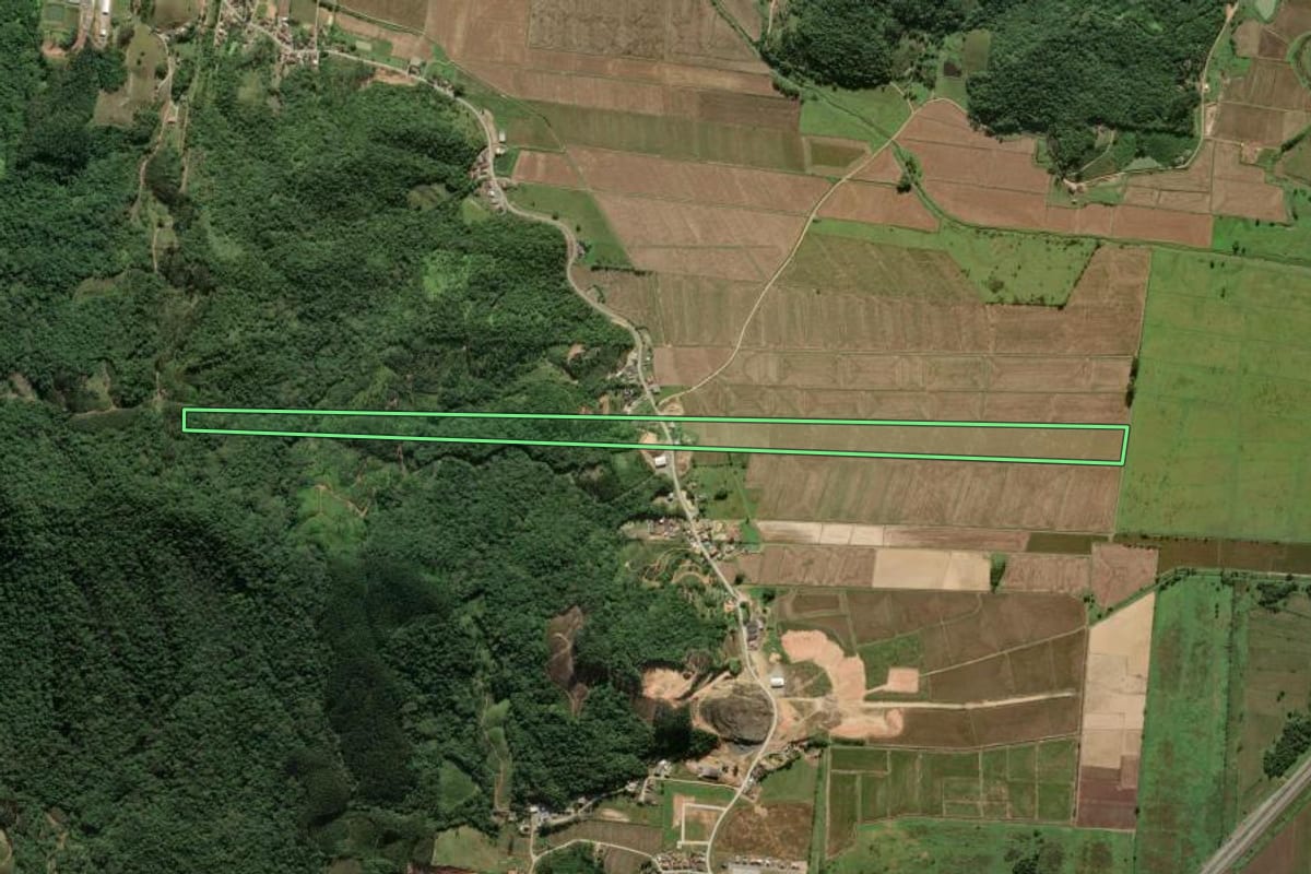 Imagem de satélite do imóvel rural em Ilhota (SC), com o contorno declarado no CAR desenhado por cima.