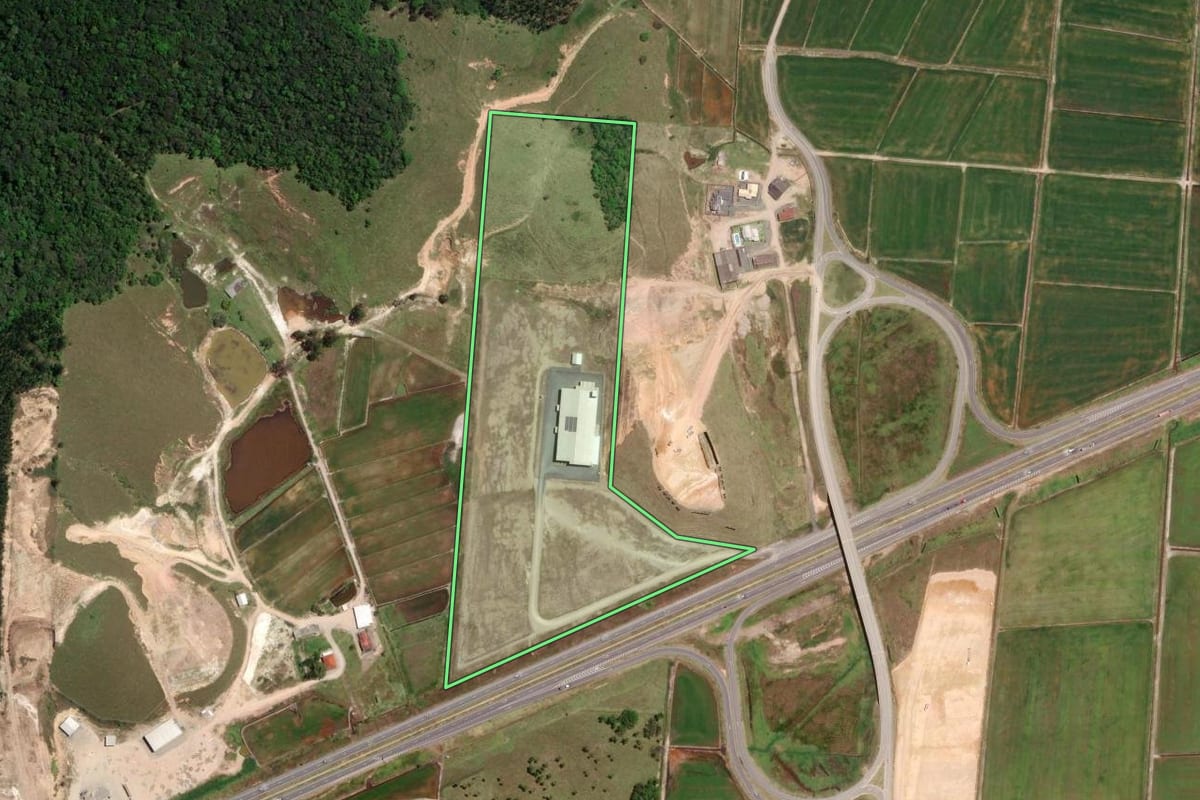 Imagem de satélite do imóvel rural em Ilhota (SC), com o contorno declarado no CAR desenhado por cima.