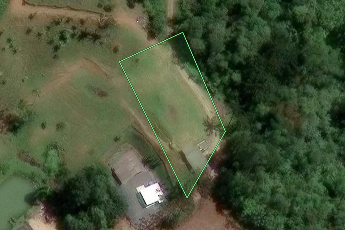 Imagem de satélite do imóvel rural em Ilhota (SC), com o contorno declarado no CAR desenhado por cima.