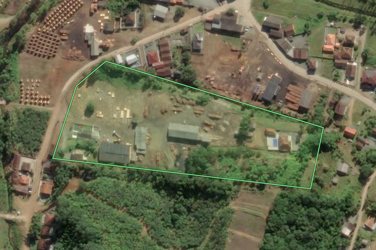 Imagem de satélite do imóvel rural em Ilhota (SC), com o contorno declarado no CAR desenhado por cima.