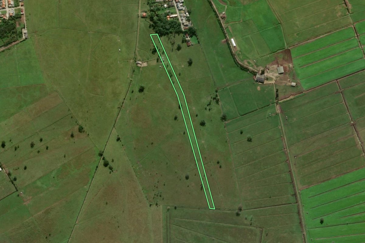 Imagem de satélite do imóvel rural em Ilhota (SC), com o contorno declarado no CAR desenhado por cima.