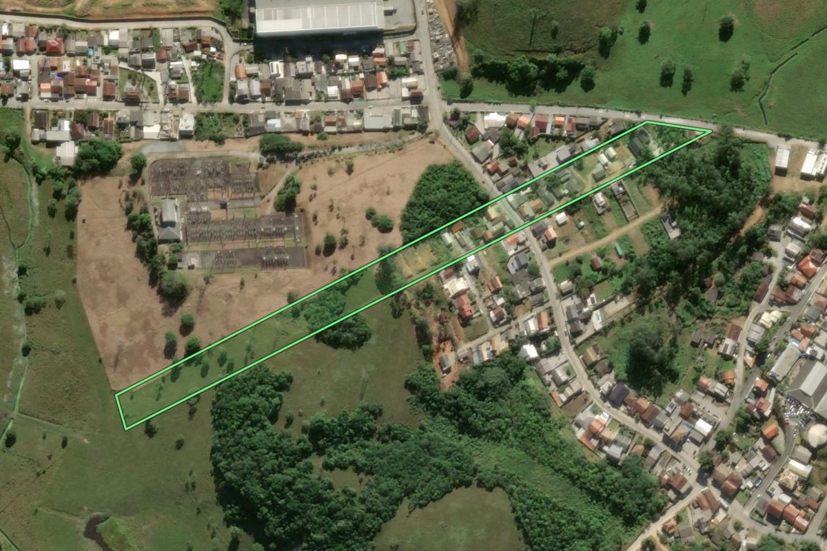 Imagem de satélite do imóvel rural em Ilhota (SC), com o contorno declarado no CAR desenhado por cima.