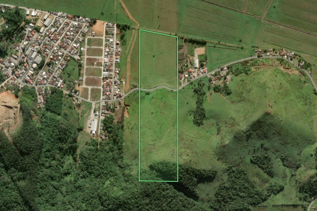 Imagem de satélite do imóvel rural em Ilhota (SC), com o contorno declarado no CAR desenhado por cima.