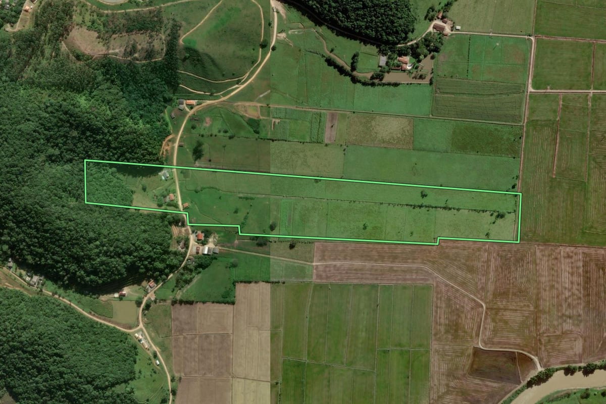 Imagem de satélite do imóvel rural em Ilhota (SC), com o contorno declarado no CAR desenhado por cima.