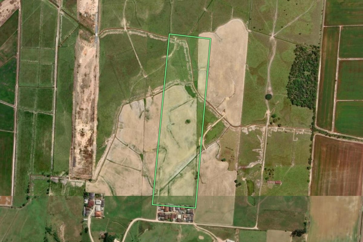 Imagem de satélite do imóvel rural em Ilhota (SC), com o contorno declarado no CAR desenhado por cima.