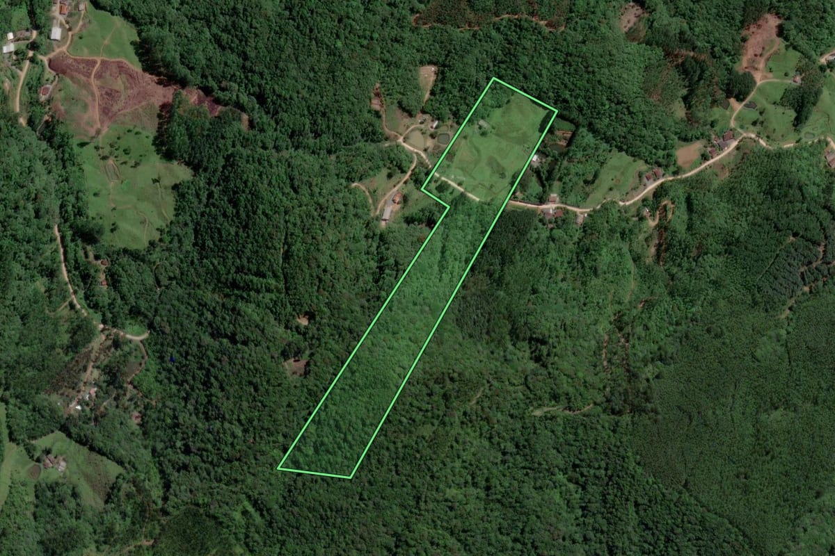 Imagem de satélite do imóvel rural em Ilhota (SC), com o contorno declarado no CAR desenhado por cima.