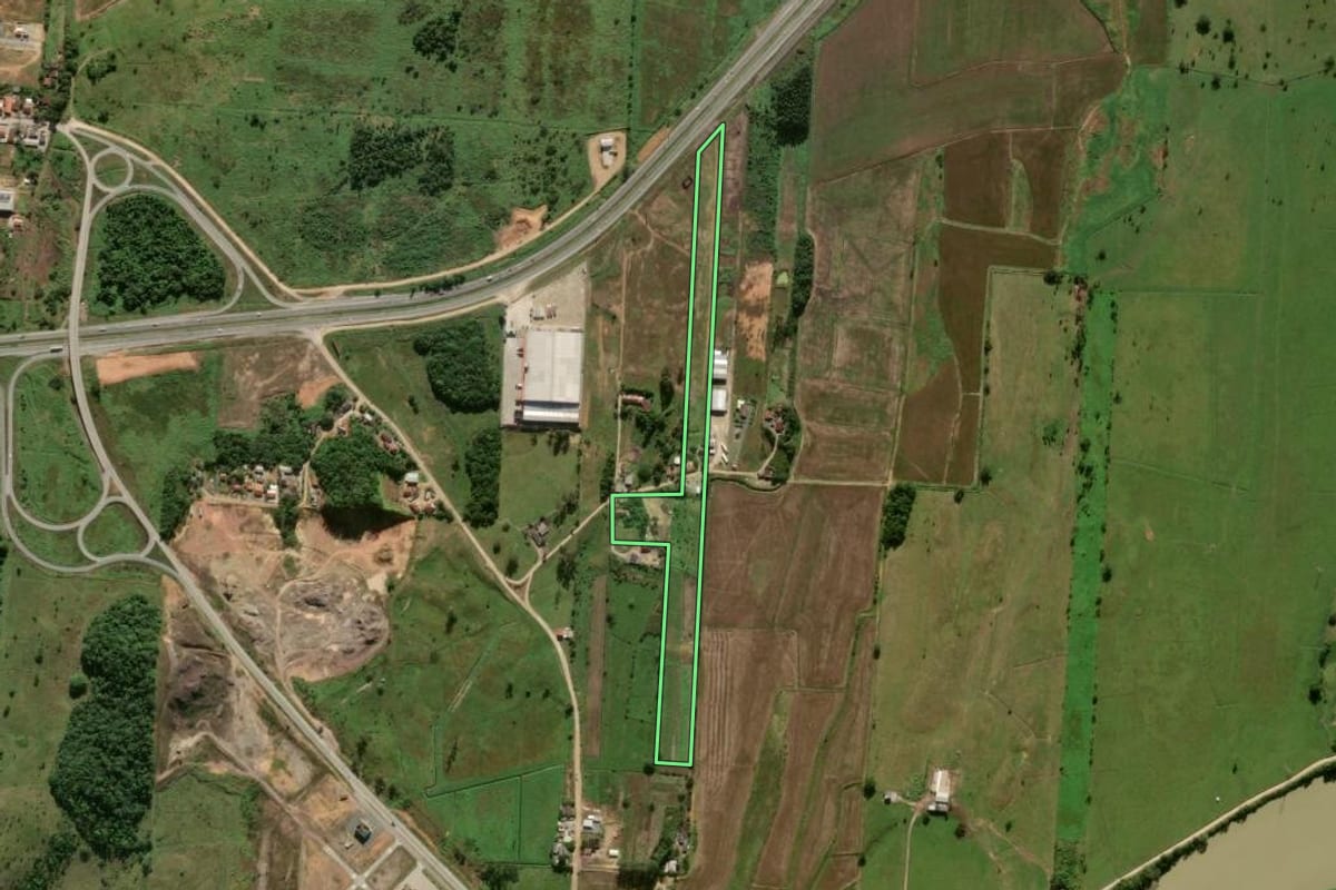 Imagem de satélite do imóvel rural em Ilhota (SC), com o contorno declarado no CAR desenhado por cima.