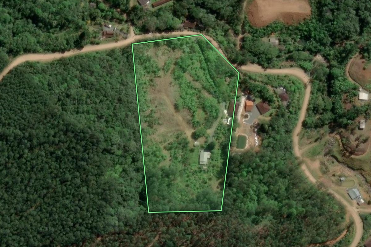 Imagem de satélite do imóvel rural em Ilhota (SC), com o contorno declarado no CAR desenhado por cima.