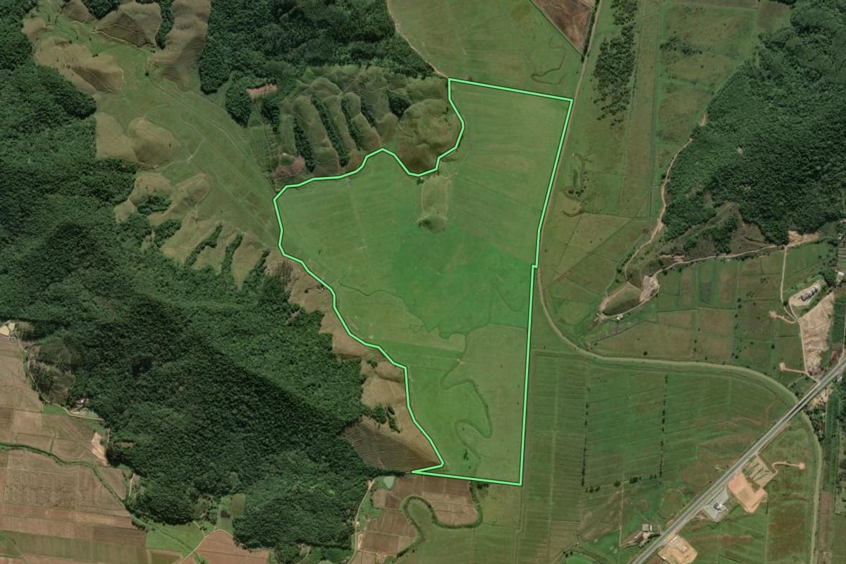 Imagem de satélite do imóvel rural em Ilhota (SC), com o contorno declarado no CAR desenhado por cima.