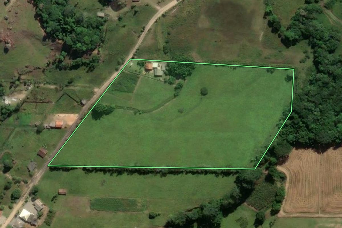 Imagem de satélite do imóvel rural em Imaruí (SC), com o contorno declarado no CAR desenhado por cima.