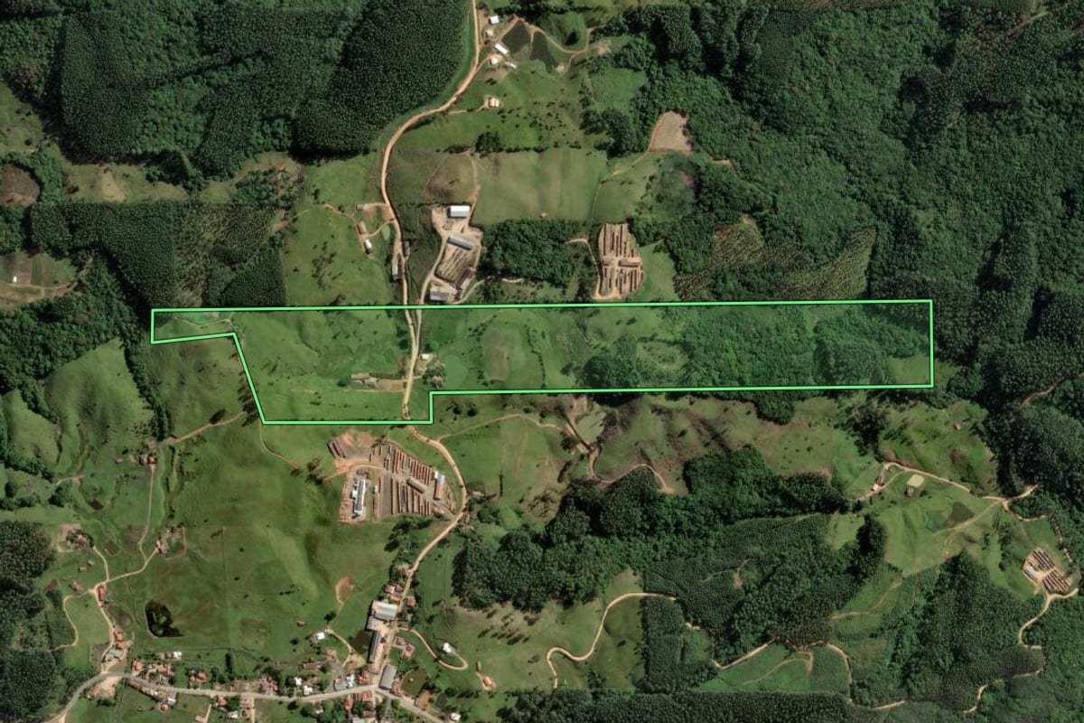 Imagem de satélite do imóvel rural em Imaruí (SC), com o contorno declarado no CAR desenhado por cima.