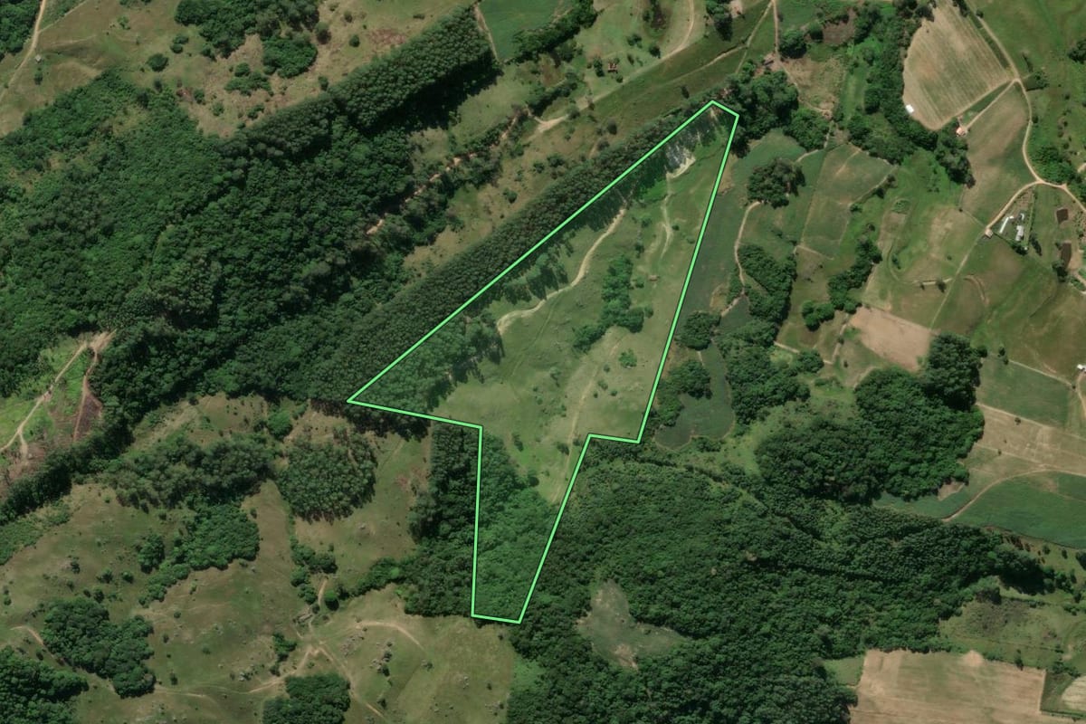 Imagem de satélite do imóvel rural em Imaruí (SC), com o contorno declarado no CAR desenhado por cima.