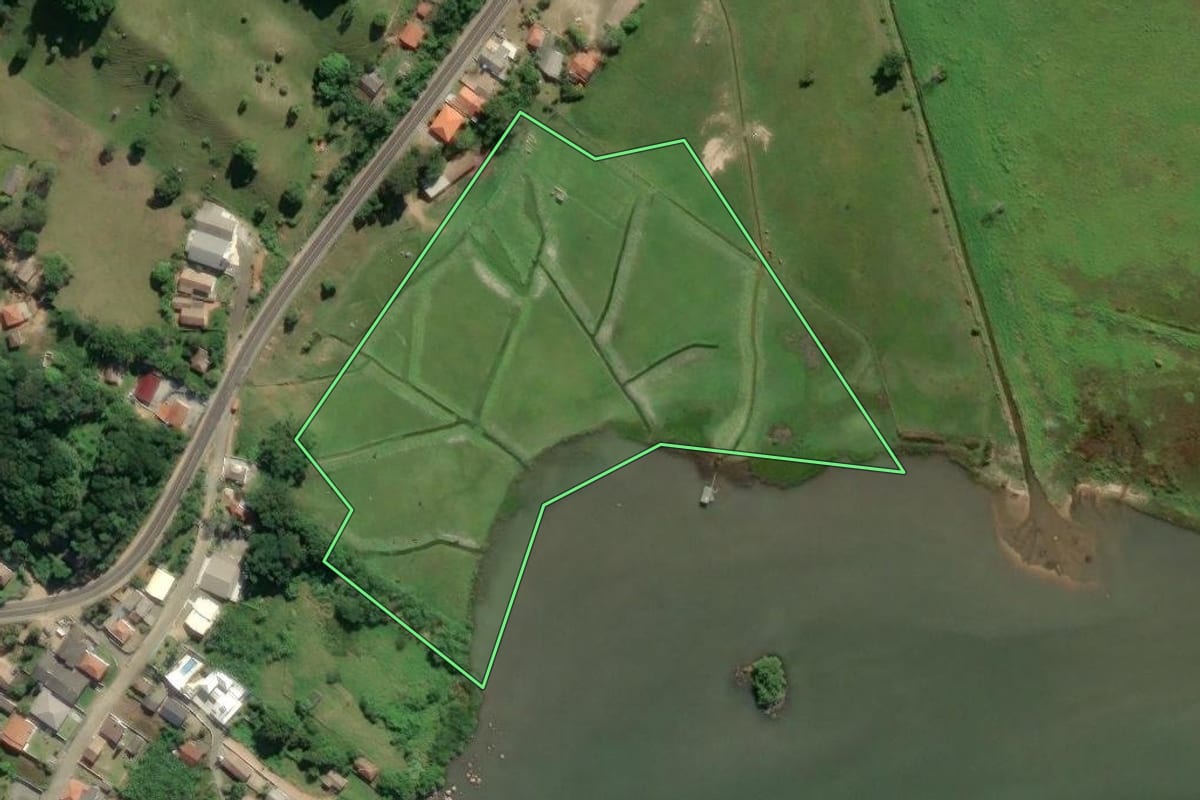 Imagem de satélite do imóvel rural em Imaruí (SC), com o contorno declarado no CAR desenhado por cima.