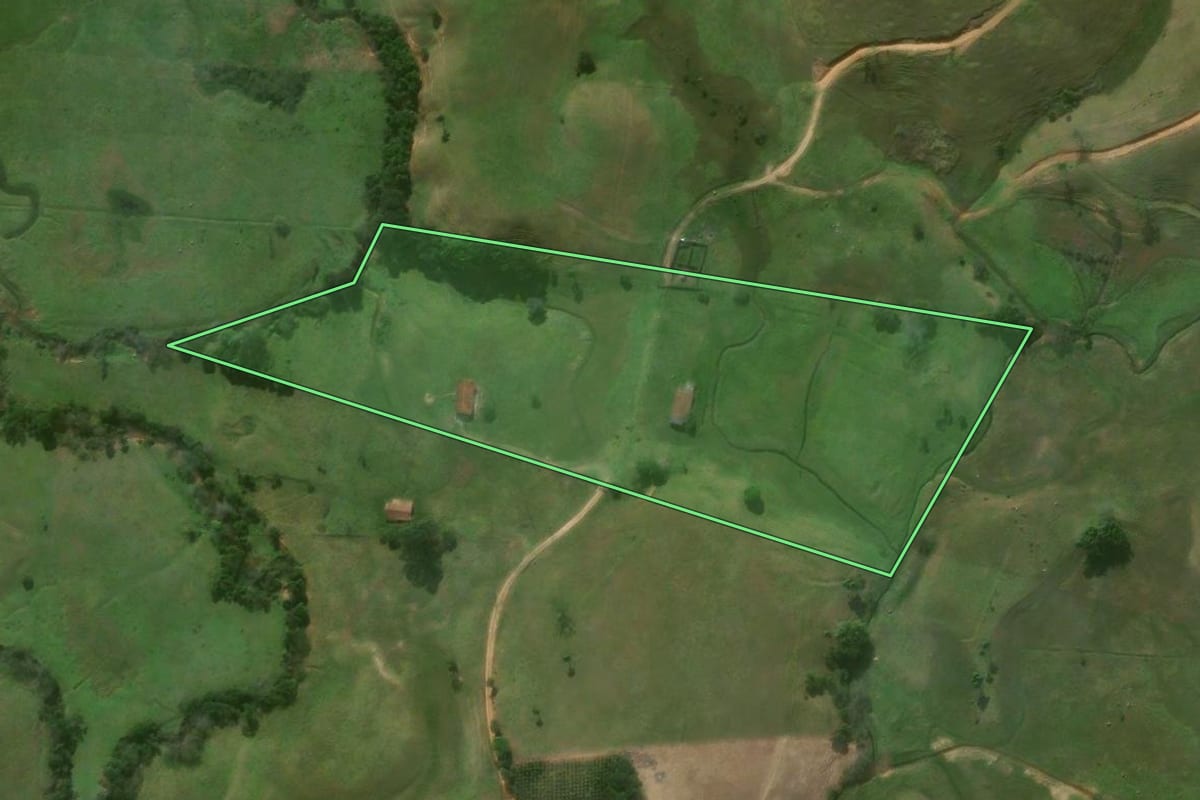 Imagem de satélite do imóvel rural em Imaruí (SC), com o contorno declarado no CAR desenhado por cima.