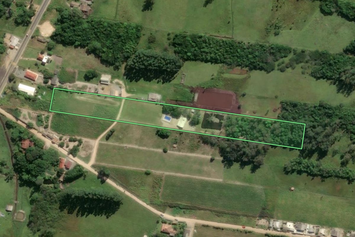 Imagem de satélite do imóvel rural em Imaruí (SC), com o contorno declarado no CAR desenhado por cima.