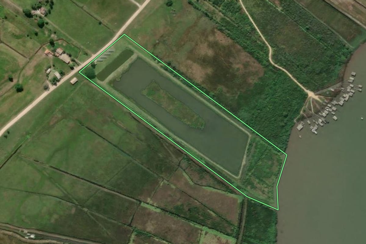 Imagem de satélite do imóvel rural em Imaruí (SC), com o contorno declarado no CAR desenhado por cima.