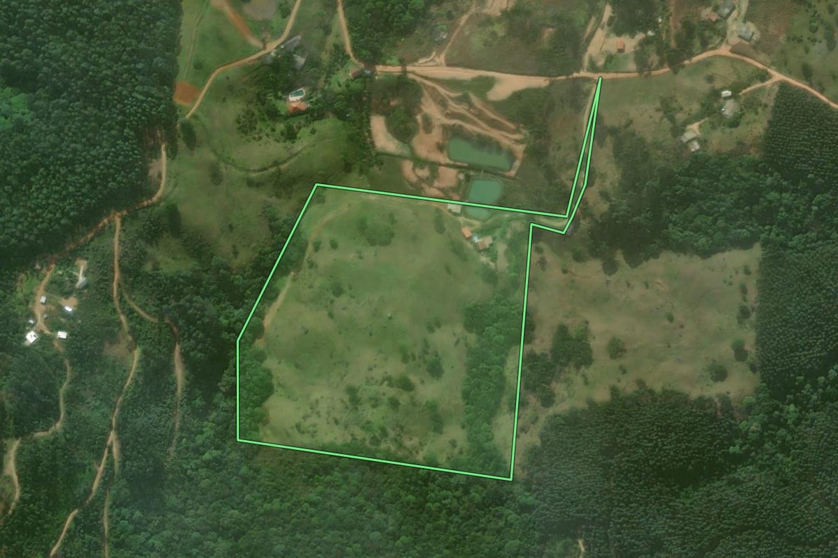 Imagem de satélite do imóvel rural em Imaruí (SC), com o contorno declarado no CAR desenhado por cima.