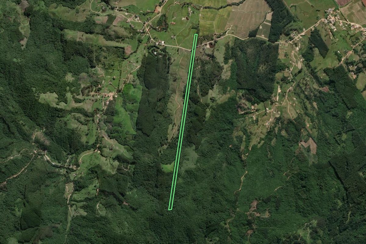 Imagem de satélite do imóvel rural em Imaruí (SC), com o contorno declarado no CAR desenhado por cima.