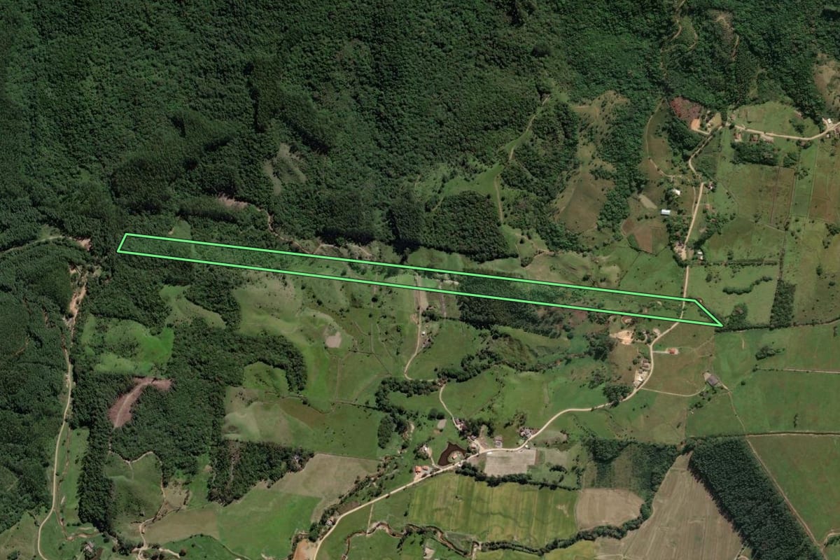 Imagem de satélite do imóvel rural em Imaruí (SC), com o contorno declarado no CAR desenhado por cima.