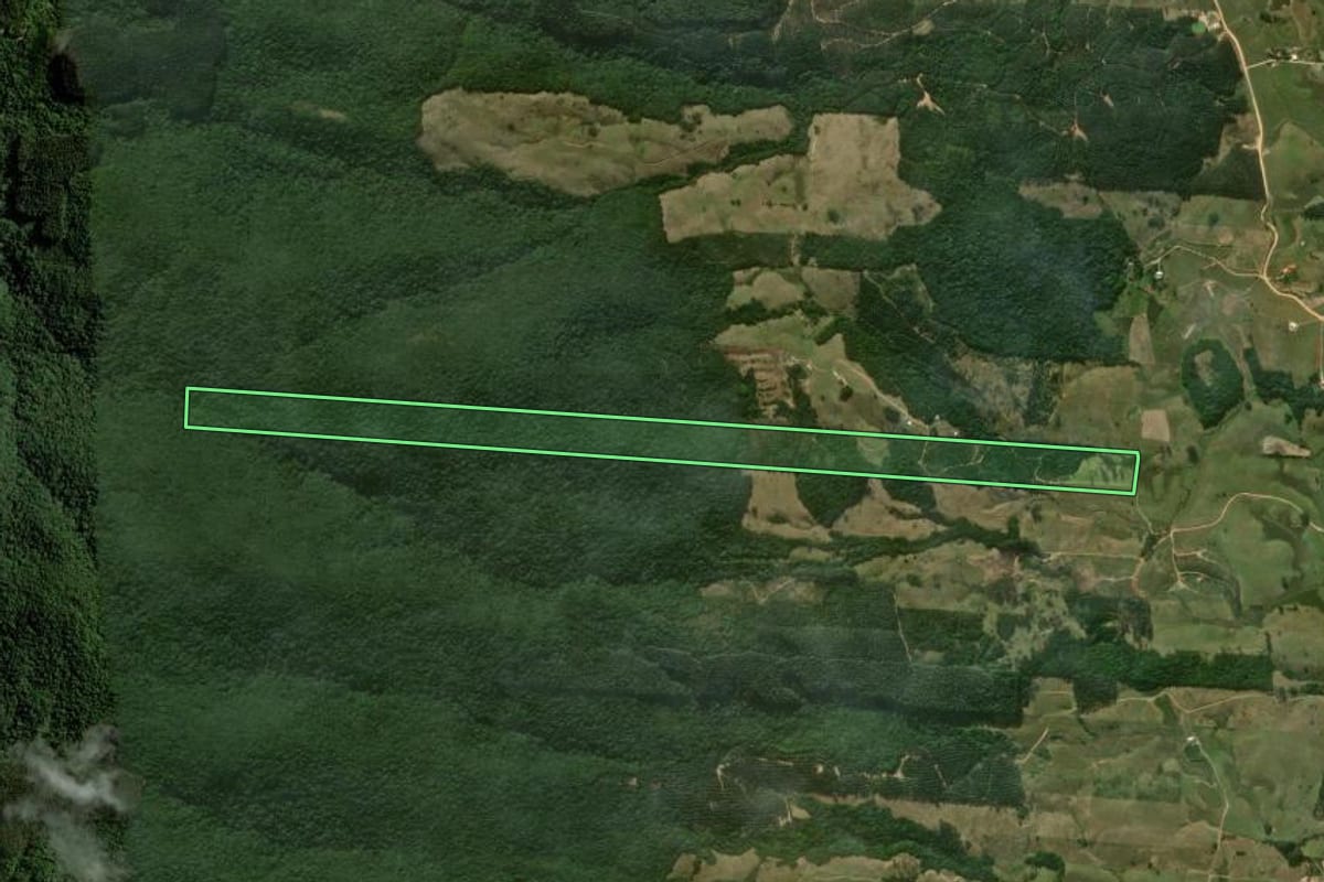Imagem de satélite do imóvel rural em Imaruí (SC), com o contorno declarado no CAR desenhado por cima.