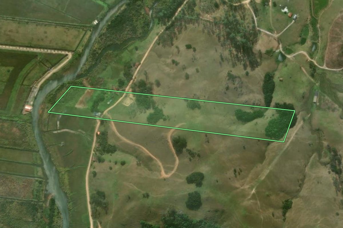 Imagem de satélite do imóvel rural em Imaruí (SC), com o contorno declarado no CAR desenhado por cima.