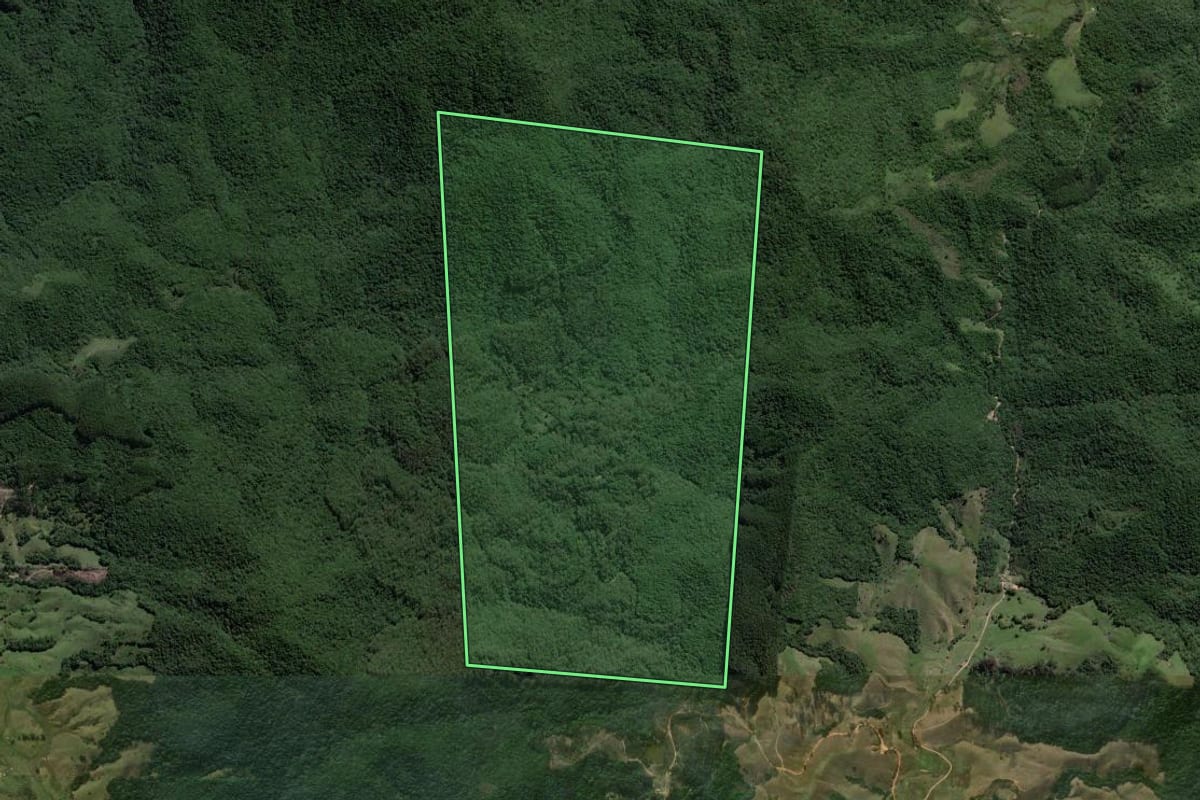Imagem de satélite do imóvel rural em Imaruí (SC), com o contorno declarado no CAR desenhado por cima.