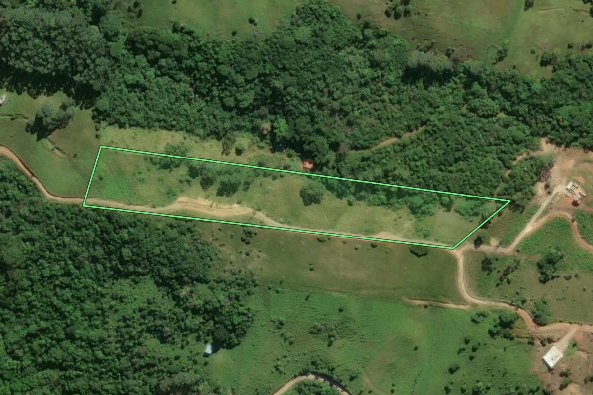 Imagem de satélite do imóvel rural em Imaruí (SC), com o contorno declarado no CAR desenhado por cima.
