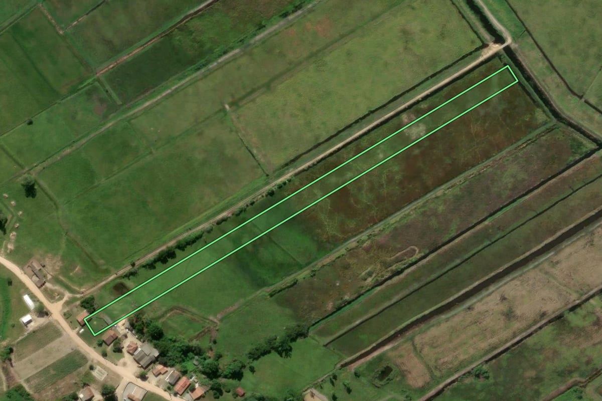 Imagem de satélite do imóvel rural em Imaruí (SC), com o contorno declarado no CAR desenhado por cima.