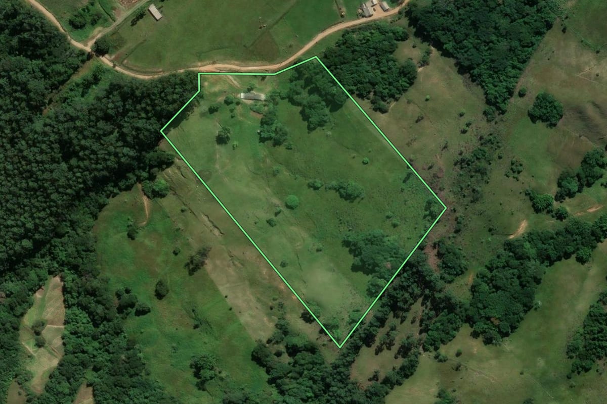 Imagem de satélite do imóvel rural em Imaruí (SC), com o contorno declarado no CAR desenhado por cima.
