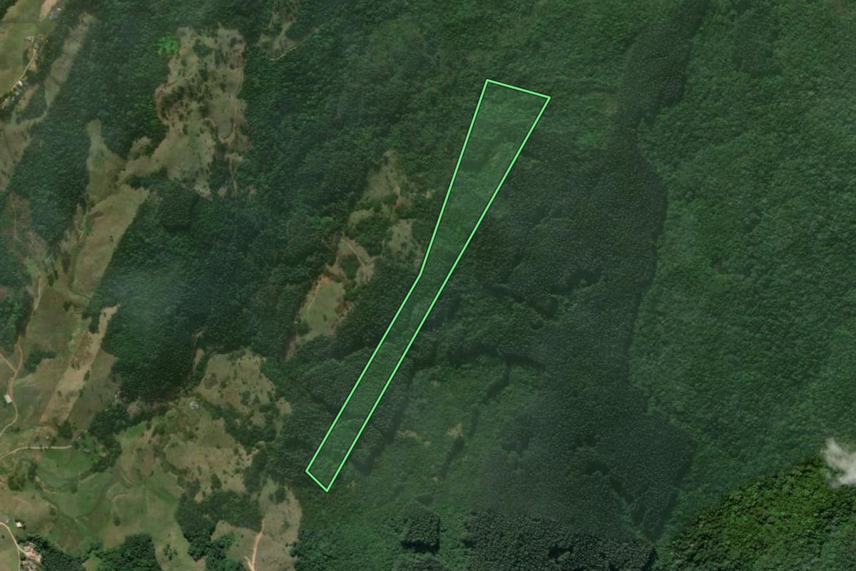 Imagem de satélite do imóvel rural em Imaruí (SC), com o contorno declarado no CAR desenhado por cima.
