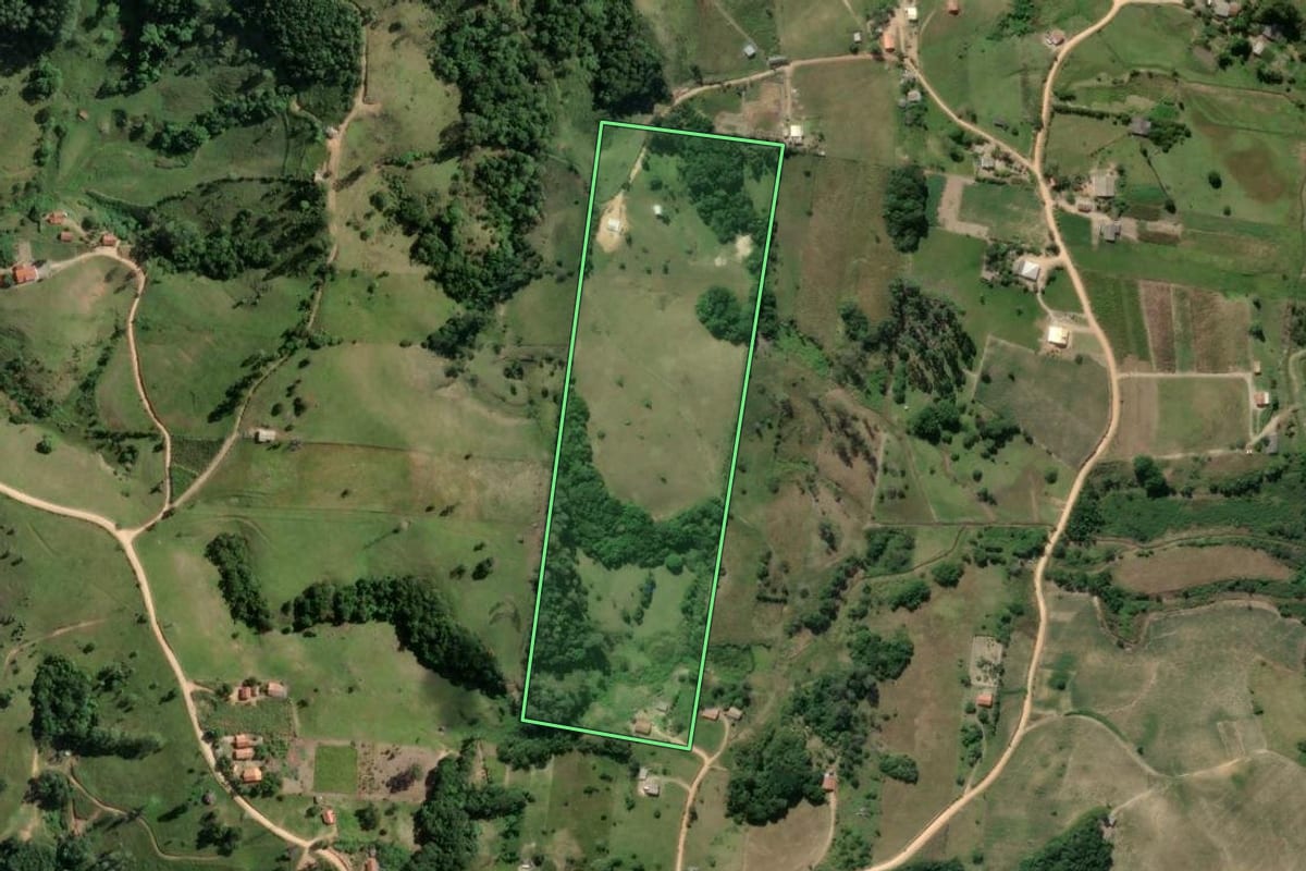 Imagem de satélite do imóvel rural em Imaruí (SC), com o contorno declarado no CAR desenhado por cima.