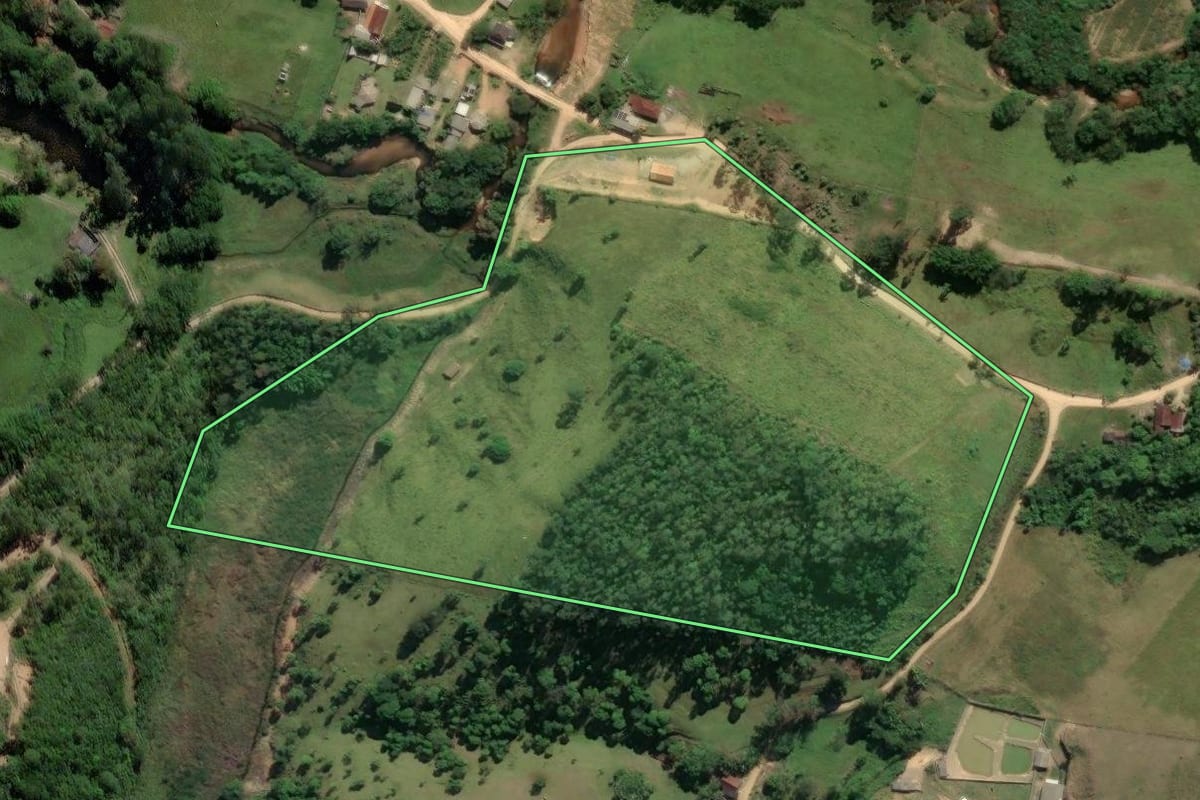 Imagem de satélite do imóvel rural em Imaruí (SC), com o contorno declarado no CAR desenhado por cima.